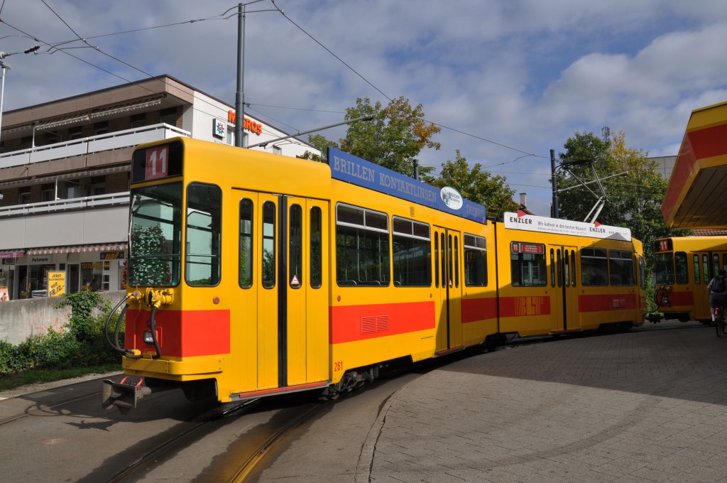 Be 4/6 mit der Betriebsnummer 261 auf der Linie 11 an der Endstation in Aesch. Die Aufnahme stammt vom 16.08.2011.