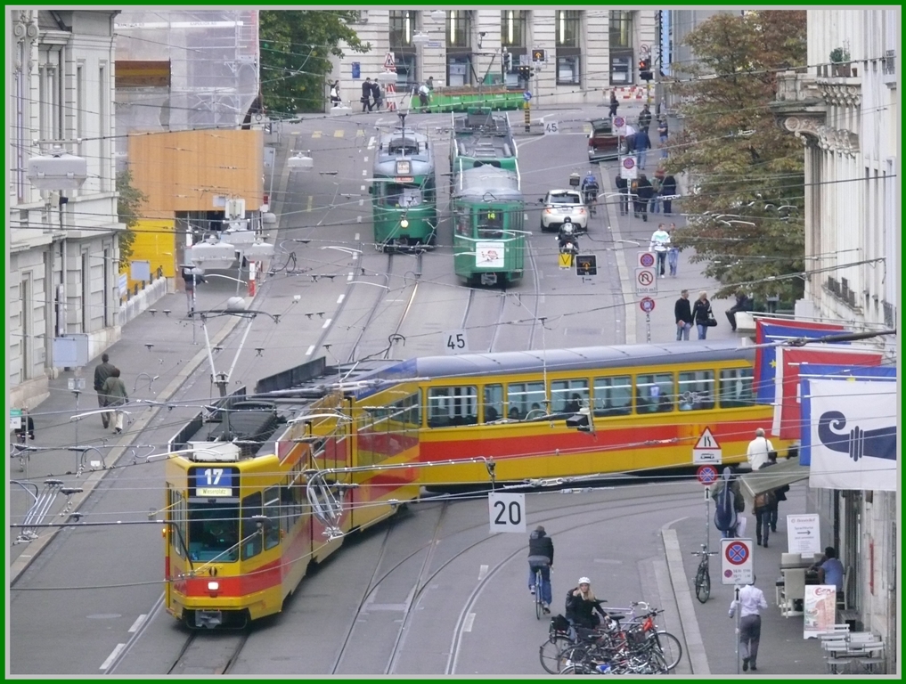 Be 4/6 S + B4 BLT zwischen Theater und Barfsserplatz in Basel. (15.09.2010)