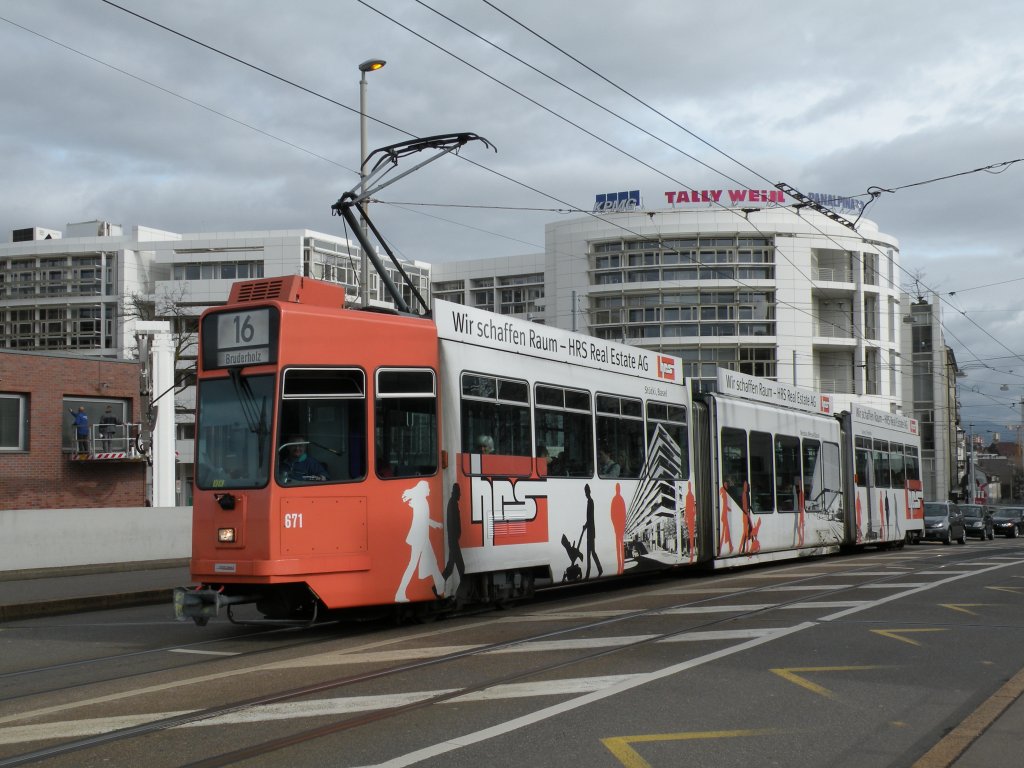Be 4/6 S 671 mit der Vollwerbung fr die Firma Real Estate AG auf der Linie 16 fhrt von der Haltestelle Marktplatz zu Haltestelle IWB. Die Aufnahme stammt vom 12.04.2013.