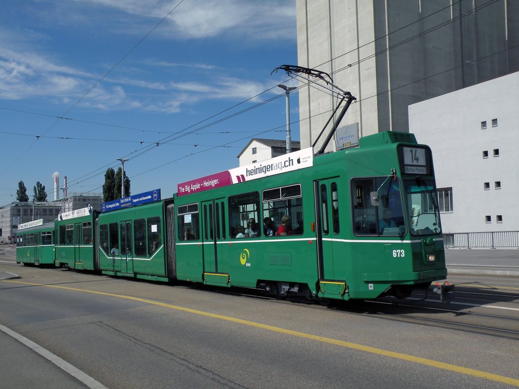 Be 4/6 S 673 fhrt ber die Dreirosenbrcke. Die Aufnahme stammt vom 12.09.2010. 
