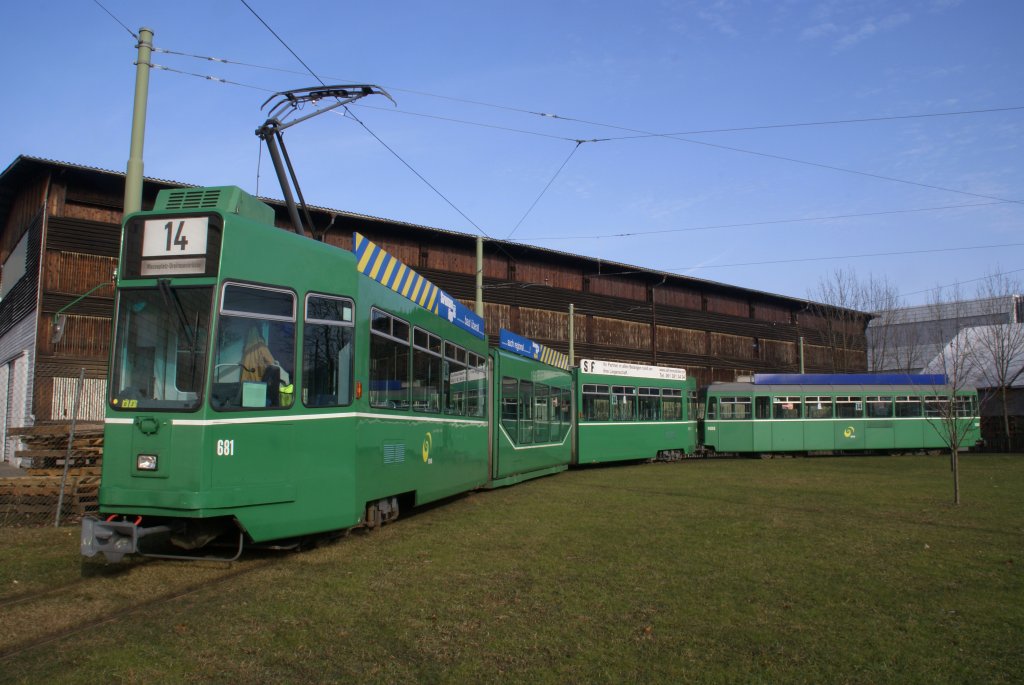 Be 4/6 S mit der Betriebsnummer 681 mit seinem Anhnger 1498 in der Schlaufe in Pratteln. Die Aufnahme entstand am 17.01.2009.