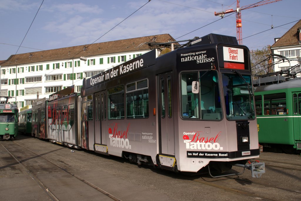 Be 4/6 s mit der Betriebsnummer 671 im roten Tattoo Look wartet beim Depot Wiesenplatz auf seinen nchsten Einsatz. Die Aufnahme entstand am 13.10.2008.