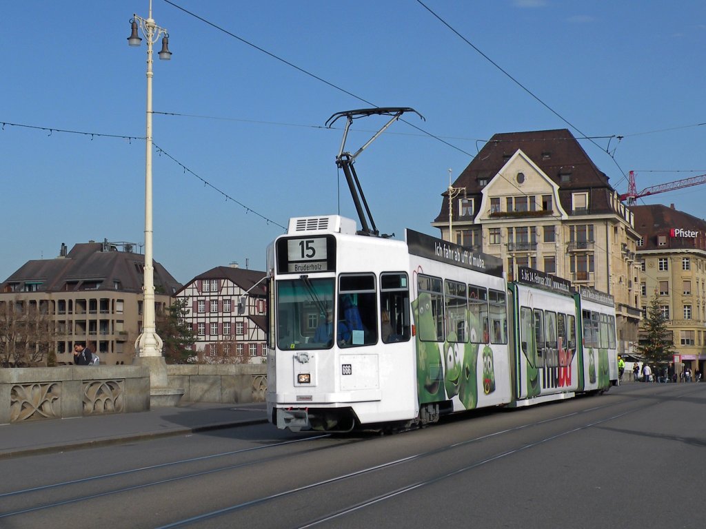 Be 4/6 S mit der Betriebsnummer 666 und der Werbung für die nächste MUBA überquert die Mittlere Rheinbrücke Richtung Haltestelle Schifflände. Die Aüfnahme stammt vom 20.11.2009.