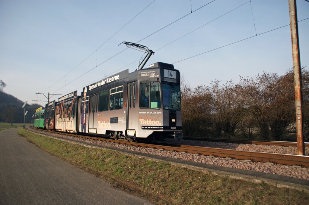 Be 4/6 S mit der Betriebsnummer 671 und der neuen Tattoo Werbung fhrt Richtung Haltestelle Lachmatt. Die Aufnahme stammt vom 23.01.2010.