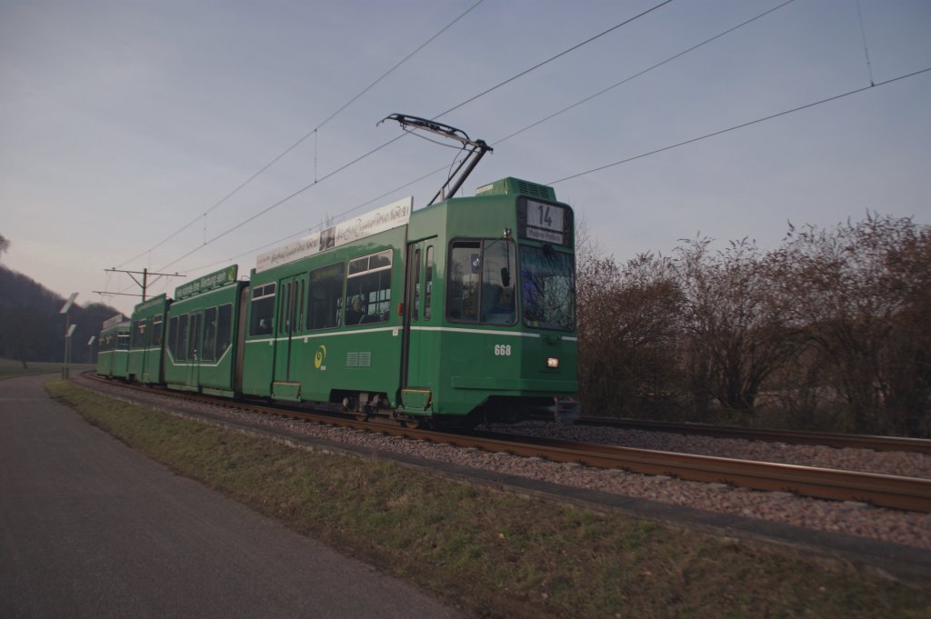 Be 4/6 S mit der Betriebsnummer 668 fhrt Richtung Haltestelle Lachmatt . Die Aufnahme stammt vom 23.01.2010.