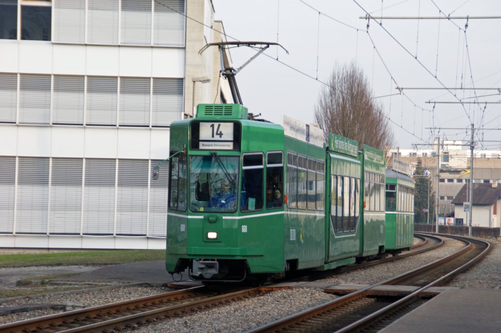 Be 4/6 S mit der Betriebsnummer 668 hat die Haltestelle Lachmatt verlassen und fhrt Richtung Rothausstrasse. Die Aufnahme stammt vom 23.01.2010.