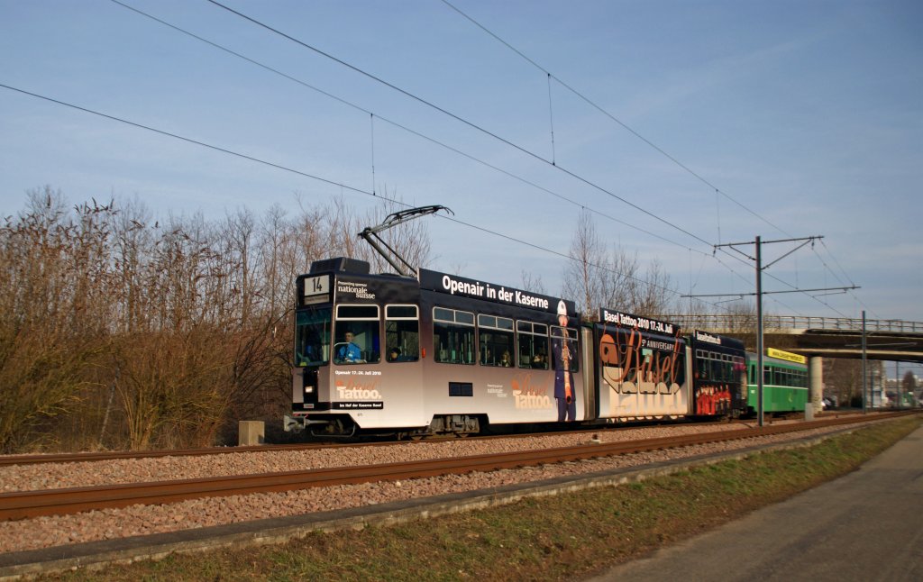 Be 4/6 S mit der Betriebsnummer 671 und der neuen Tattoo Werbung hat die Haltestelle Lachmatt verlassen und fhrt Richtung Rothausstrasse. Die Aufnahme stammt vom 23.01.2010.