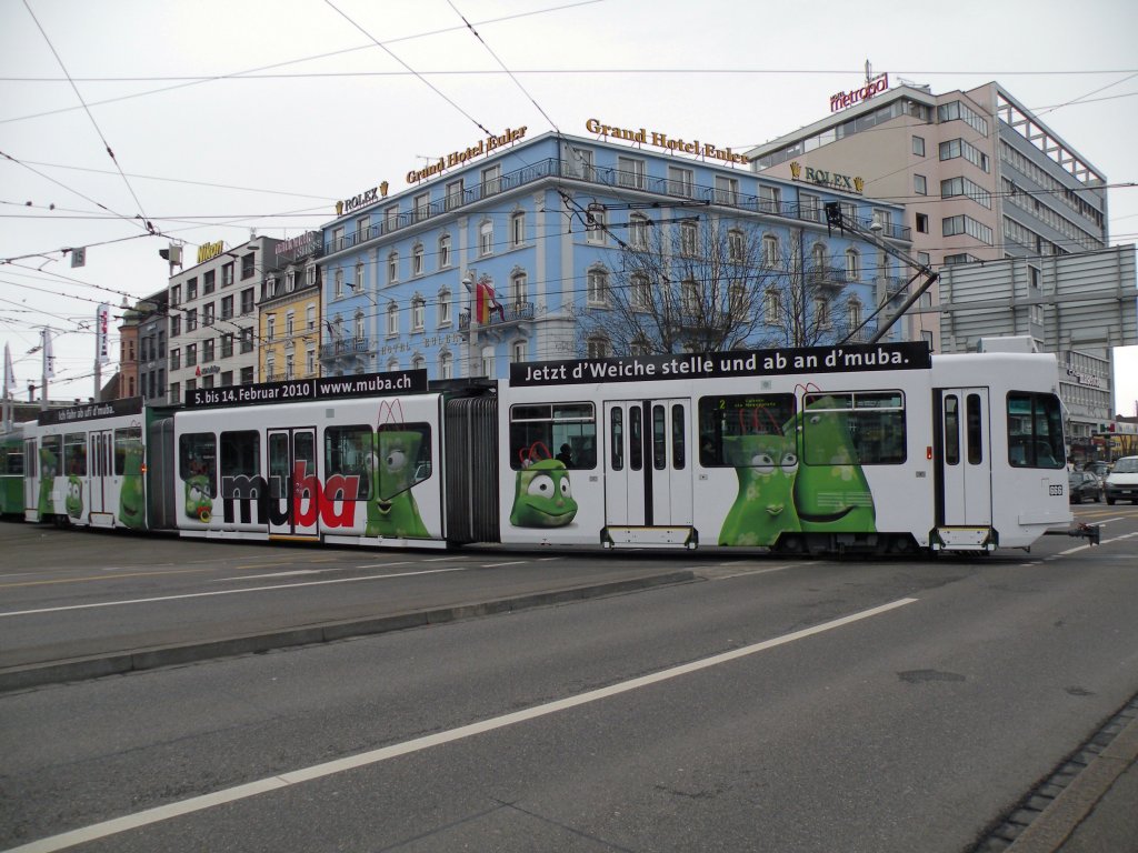 Be 4/6 S mit der Betriebsnummer 666 und der MUBA Werbung fhrt Richtung Haltestelle Kirschgarten auf der Linie 2. Die Aufnahme stammt von 02.02.2010.