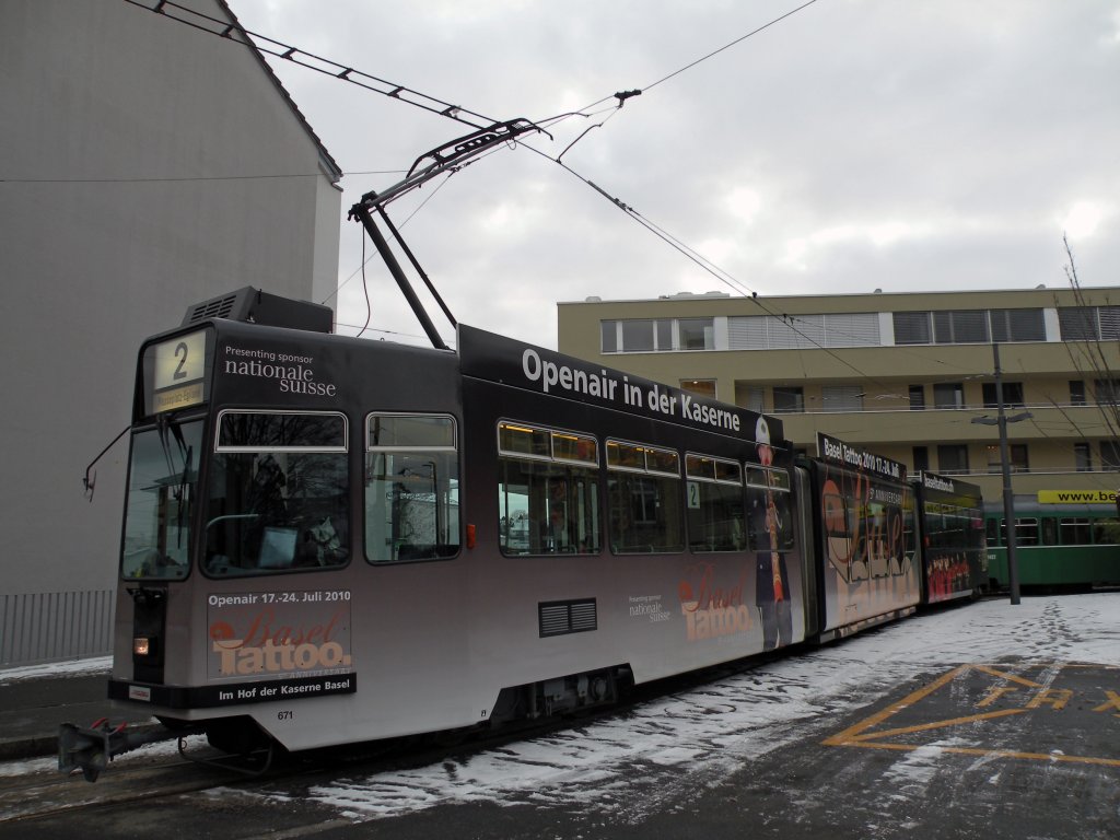 Be 4/6 S mit der Betriebsnummer 671 und Anhnger 1457 an der Endhaltestele Binningen Kronenplatz. Die Aufnahme stammt vom 01.02.2010.