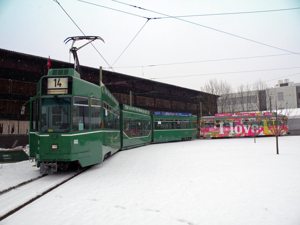Be 4/6 S mit der Betriebsnummer 683 und mit seinem Anhnger 1447 mit U-Abo Vollwerbung in der Schlaufe Pratteln. Die Aufnahme stammt vom 13.02.2010.