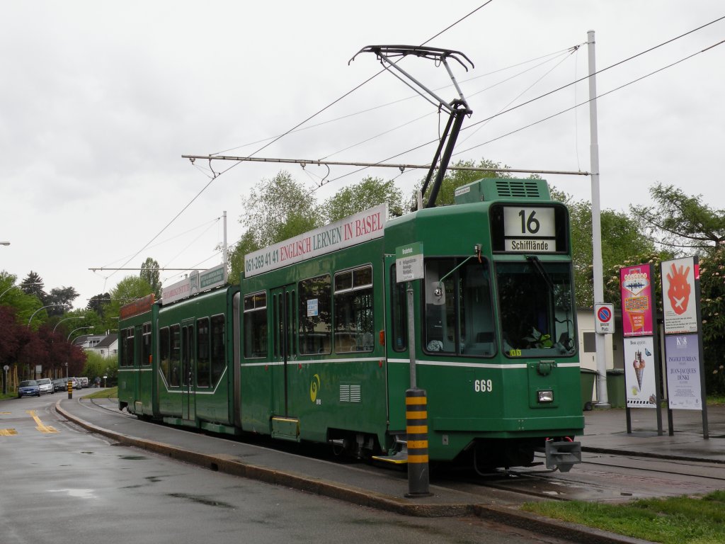 Be 4/6 S mit der Betriebsnummer 669 steht bei regnerischem Wetter auf dem Bruderholz. Die Aufnahme stammt vom 02.05.2010.