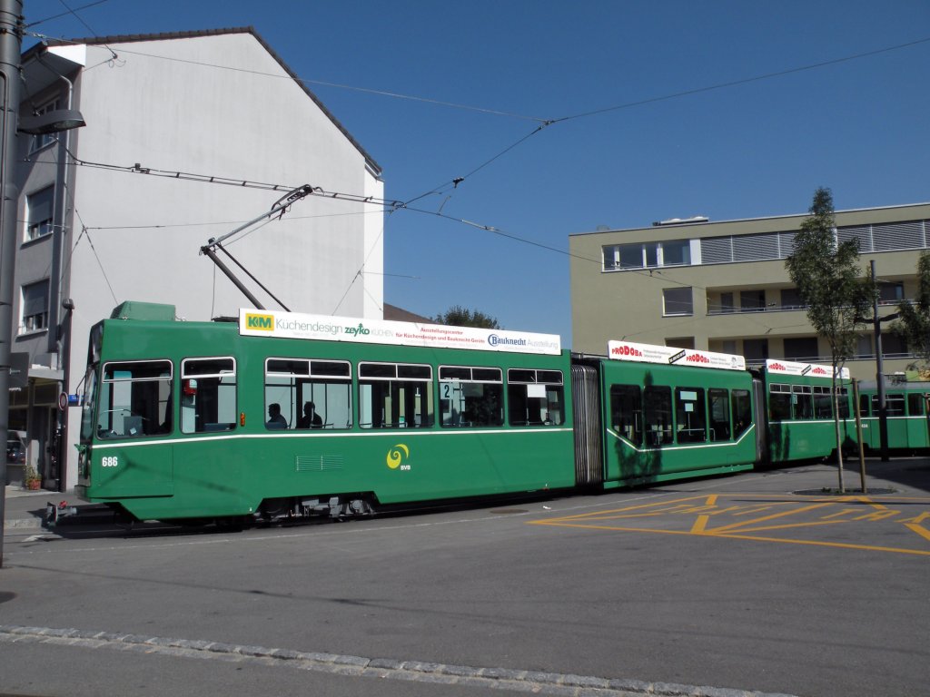 Be 4/6 S mit der Betriebsnummer 686 an der Endhaltestelle Binningen Kronenplatz auf der Linie 2. Die Aufnahme stammt vom 03.09.2010.