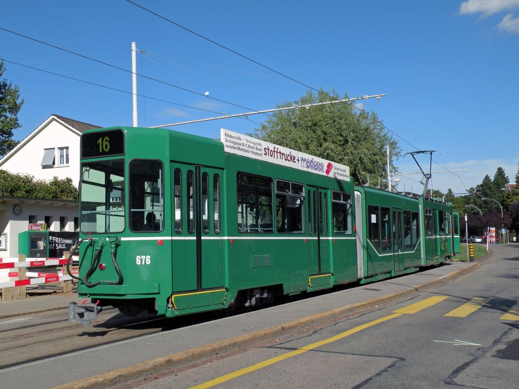 Be 4/6 S mit der Betriebsnummer 676 auf dem Bruderholz auf der Linie 16. Die Aufnahme stammt vom 12.09.2010.
