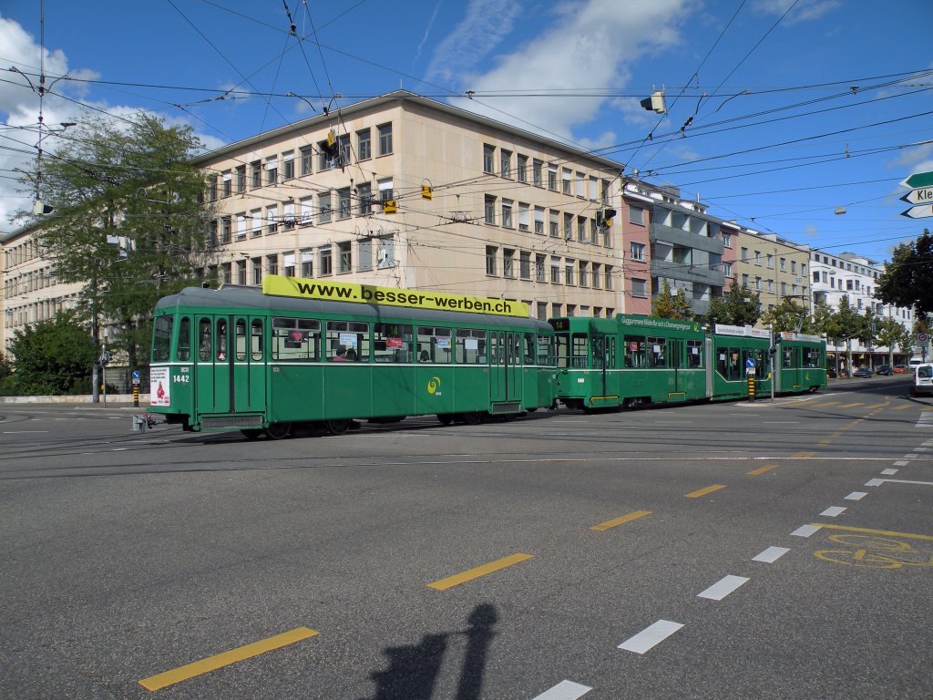 Be 4/6 s mit der Betriebsnummer 660 und B4 1442 auf der Linie 14 haben die Haltestelle Dreirosenbrcke in Basel verlassen. Die Aufnahme stammt vom 05.09.2011.