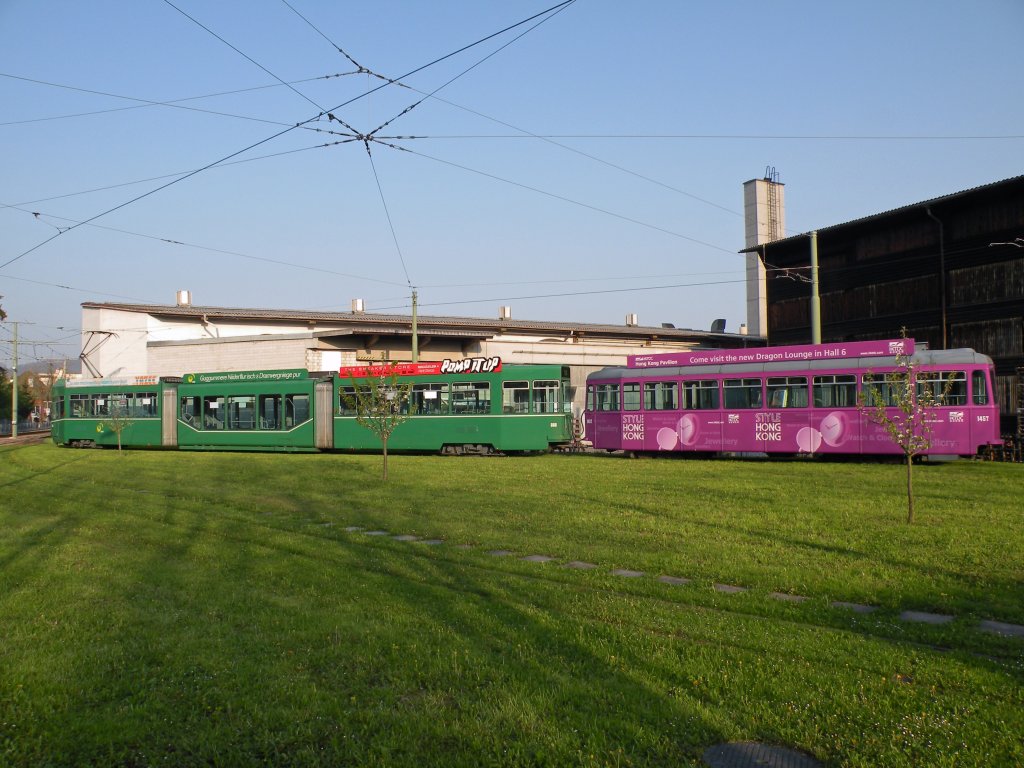 Be 4/6 S mit seinem Werbeanhnger 1457 in der Morgensonne in der Schlaufe von Pratteln. Die Aufnahme stammt vom 19.04.2010.
