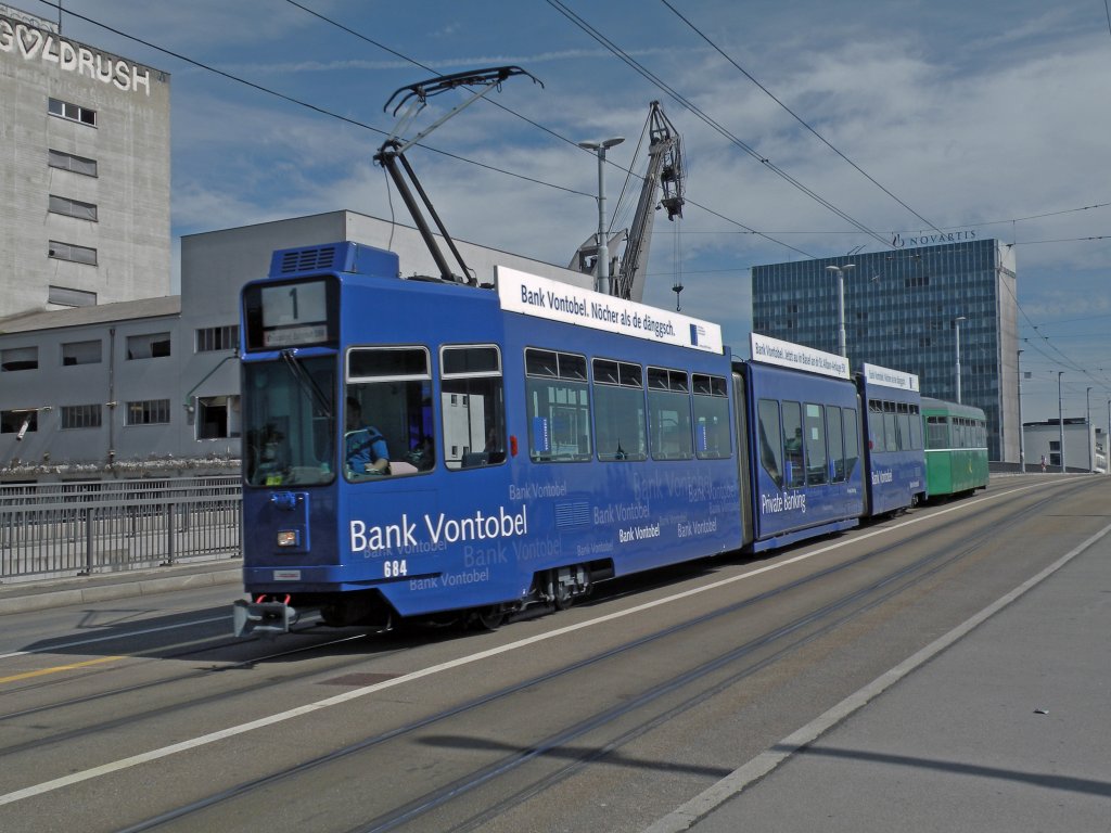 Be 4/6 S mit der Werbung fr die Bank Vontobel fhrt mit dem Anhnger 1451 ber die Dreirosenbrcke. Die Aufnahme stammt vom 12.09.2010.