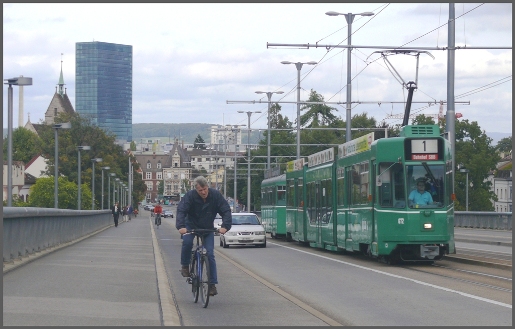 Be 4/6S + B4 auf der Wettsteinbrcke. Im Hintergrund steht der Messeturm. (15.09.2010)