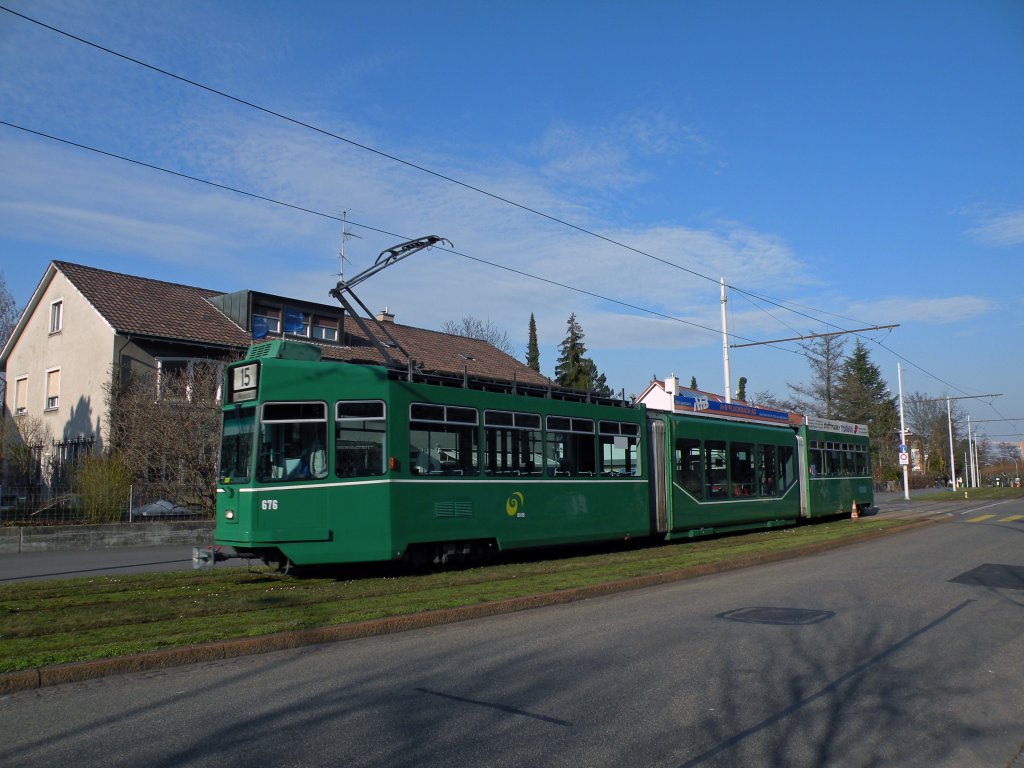 Be 4/6S miot der Betriebsnummer 676 auf der Linie 16 kurz vor der Endstation auf dem Bruderholz. Die Aufnahme stammt vom 10.03.2012.