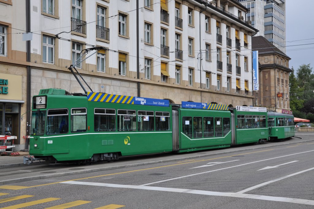 Be 4/6S mit der Betriebsnummer 659 und der B4 1465 in der Schlaufe am Badischen Bahnhof auf der Linie 2. Die Aufnahme stammt vom 13.08.2011.