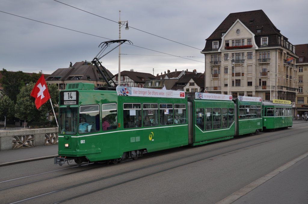 Be 4/6S mit der Betriebsnummer 661 und der B4 1457 auf der Linie 14 berqueren die Mittlere Rheinbrcke. Die Aufnahme stammt vom 13.08.2011.