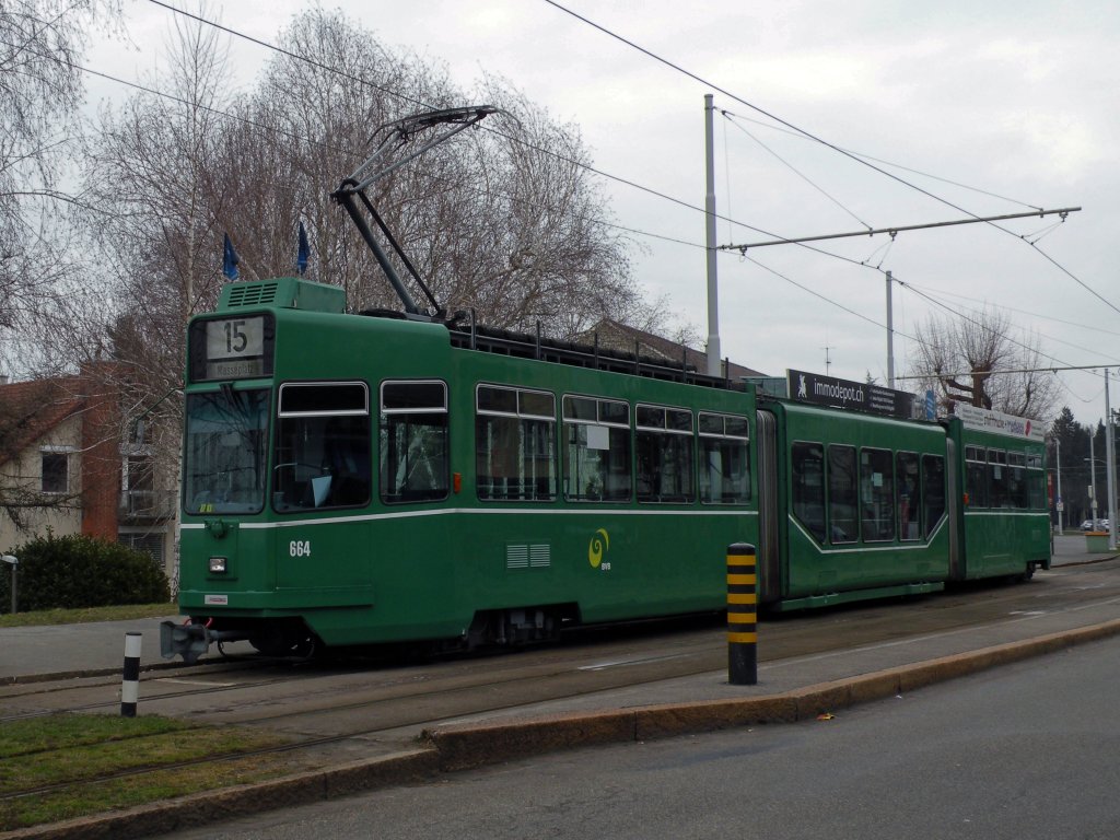 Be 4/6S mit der Betriebsnummer 664 auf der Linie 15 an der Endhaltestelle auf dem Bruderholz. Die Aufnahme stammt vom 11.03.2012.