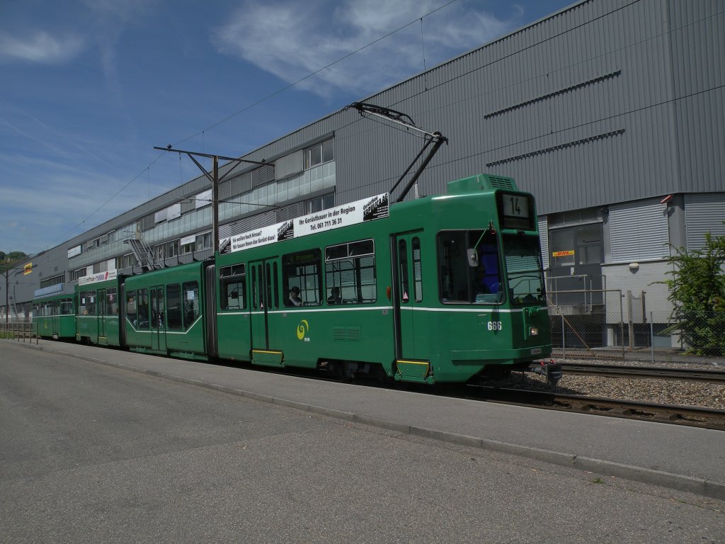 Be 4/6S mit der Betriebsnummer 666 bei der Einfahrt in die Haltestelle Ksteli. Die Aufnahme stammt vom 10.05.2012.