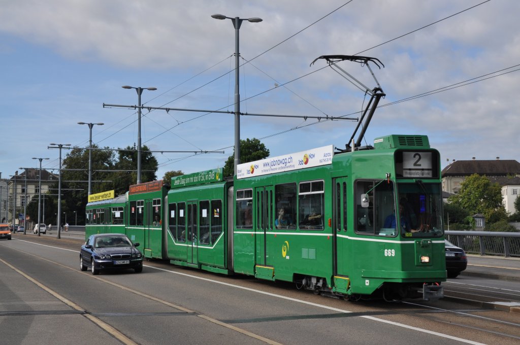 Be 4/6S mit der Betriebsnummer 669 mit seinem B4 fahren zur Haltestelle Wettsteinplatz auf der Linie 2. Die Aufnahme stammt vom29.08.2011.