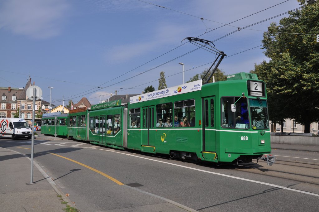 Be 4/6S mit der Betriebsnummer 669 und einem B4 hat die Haltestelle Wettsteinplatz verlassen und fhrt zur Haltestelle Kunstmuseum. Die Aufnahme stammt vom 24.08.2011.