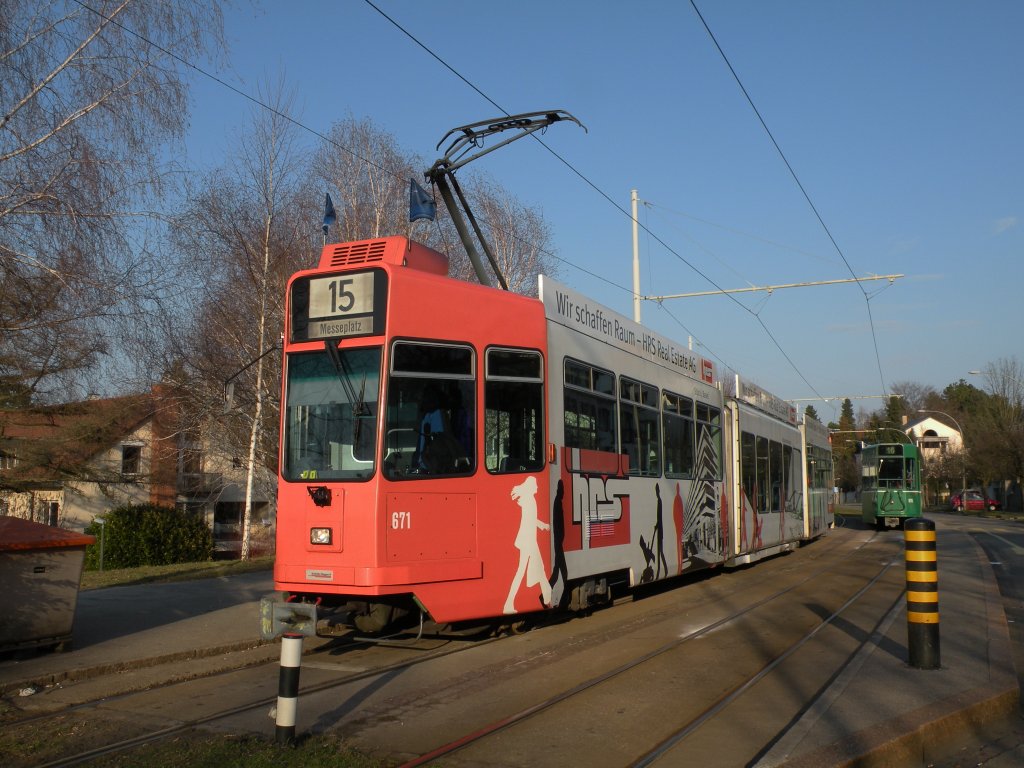 Be 4/6S mit der Betriebsnummer 671 in der Abendsonne auf der Linie 15 an der Endhaltestelle auf dem Bruderholz. Die Aufnahme stammt vom 10.03.2012.