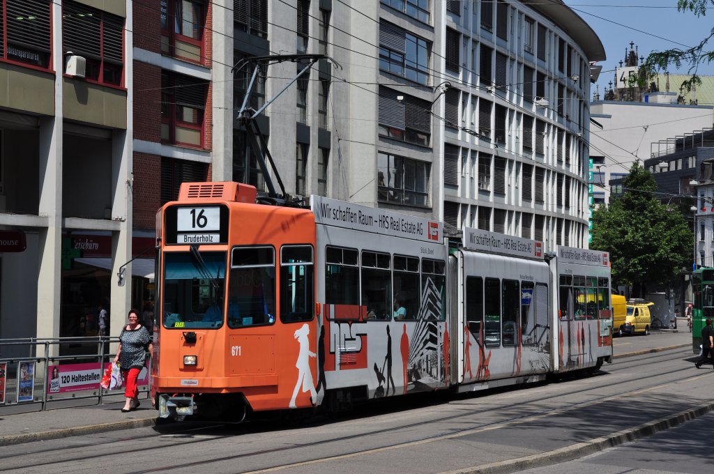 Be 4/6S mit der Betriebsnummer 671 und der Vollwewrbung fr REAL ESTATE AG auf der Linie 16 an der Haltestelle Heuwaage. Die Aufnahme stammt vom 29.06.2012.