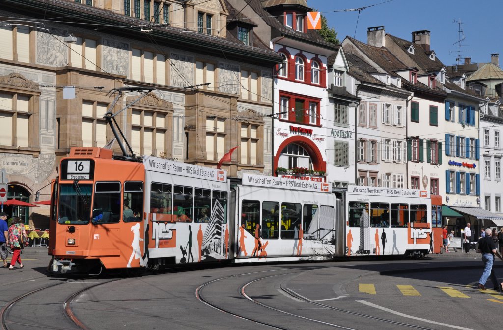 Be 4/6S mit der Betriebsnummer 671 und der Vollwerbung fr die Firma Real Estate AG auf der Linie 16 an der Haltestelle Barfsserplatz. Die Aufnahme stammt vom 15.08.2012.
