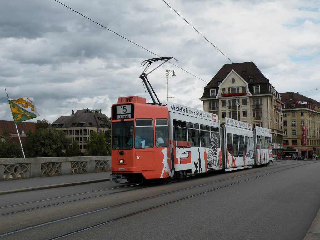 Be 4/6S mit der Betriebsnummer 671 und der Vollwerbung fr die Firma Real Estate AG auf der Linie 15 auf der Mittleren Rheinbrcke Richtung Haltestelle Schifflnde. Die Aufnahme stammt vom 25.09.2012.