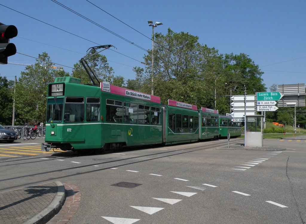 Be 4/6S mit der Betriebsnummer 672 und der B4 1500 auf der Linie 14 fahren zur Haltestelle St. Jakob. Die Aufnahme stammt vom 30.05.2012.