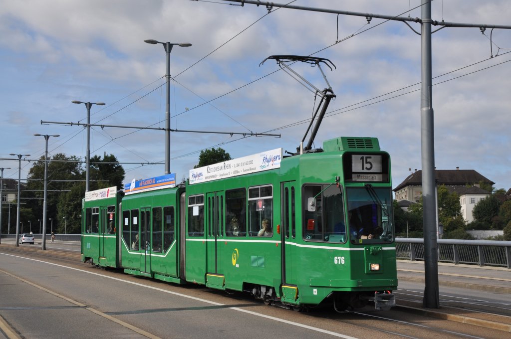 Be 4/6S mit der Betriebsnummer 676 fährt über die Wettsteinbrücke zur Haltestelle Wettsteinplatz. Die aufnahme stammt vom 29.08.2011.