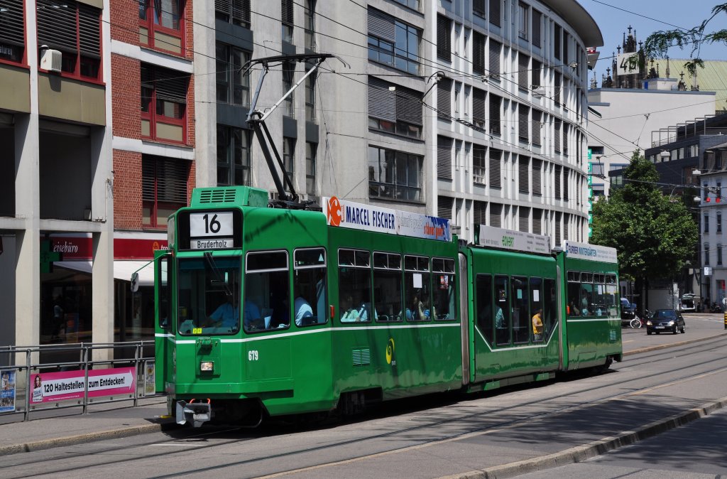 Be 4/6S mit der Betriebsnummer 679 auf der Linie 16 an der Haltestelle Heuwaage. Die Aufnahme stammt vom 29.06.2012.

