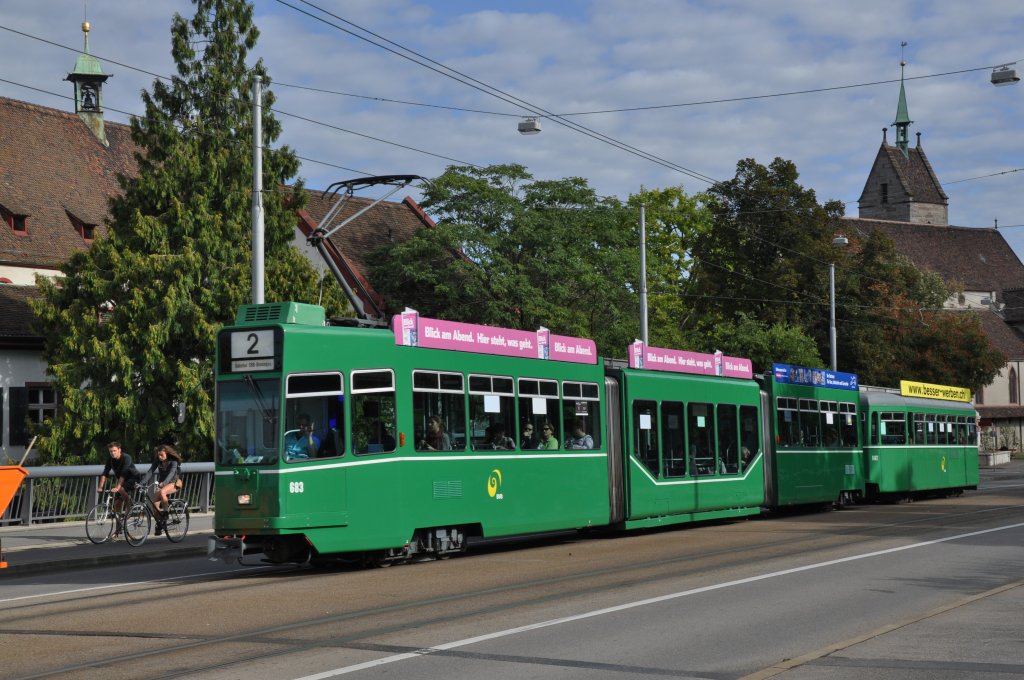 Be 4/6S mit der Betriebsnummer 683 und der B4 1467 fahren zur Haltestelle Kunstmuseum auf der Linie 2. Die Aufnahme stammt vom 29.08.2011.