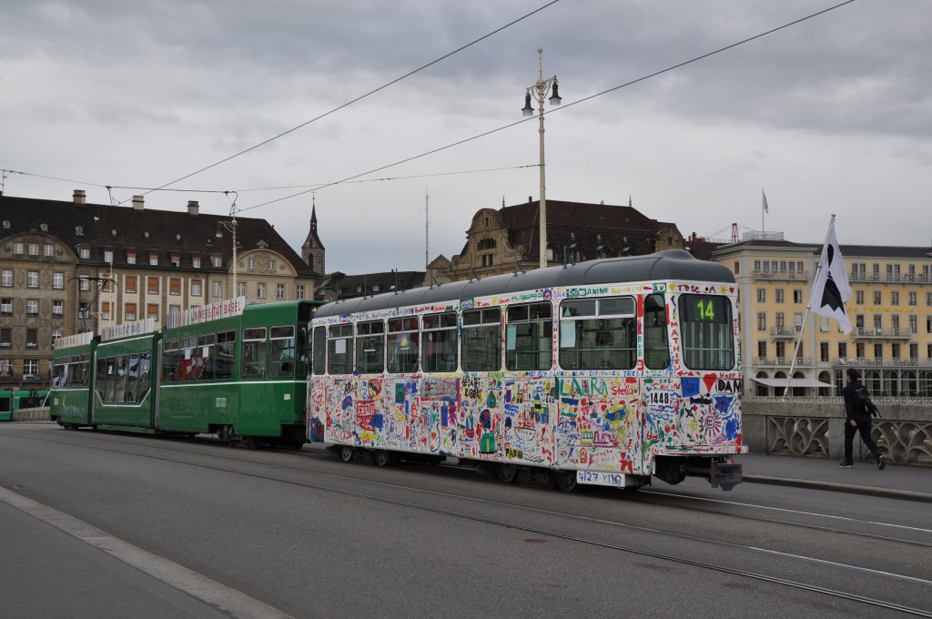 Be 4/6S mit der Betriebsnummer 684 und der B4 1448 berqueren die Mittlere Rheinbrcke Richtung Haltestelle Schifflnde. Die Aufnahme stammt vom 13.08.2011.