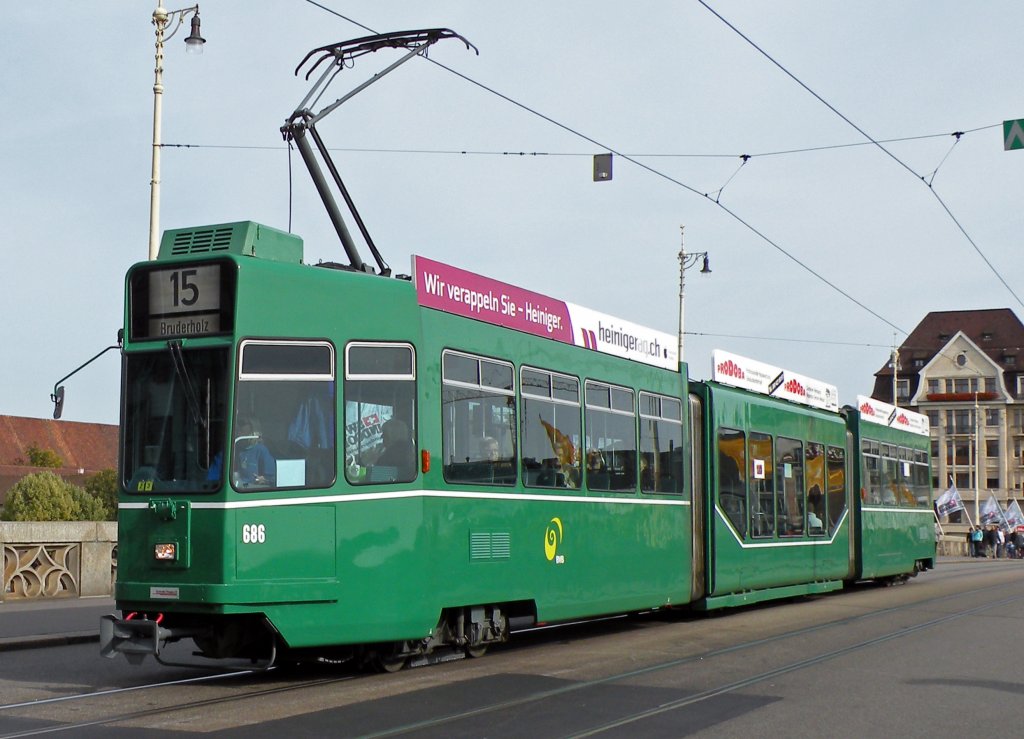 Be 4/6S mit der Betriebsnummer 686 hat als einziger dieser Serie, eine komplette Revision erhalten. Alle anderen dieser Serie werden nur noch  am Leben erhalten . Die Aufnahme auf der Mittleren Rheinbrcke entstand am 13.10.2012.