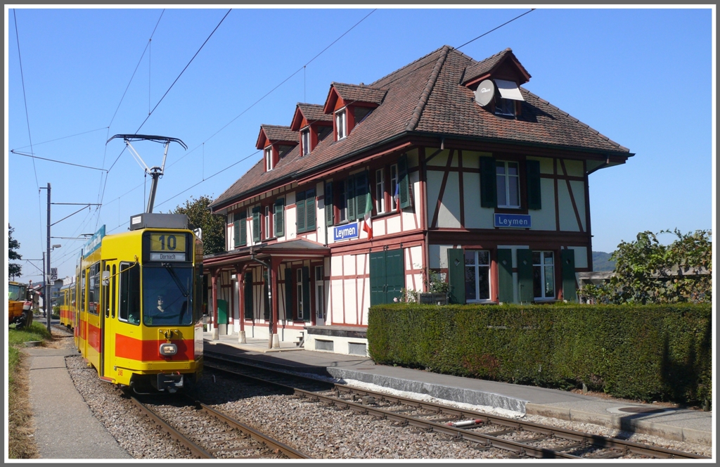 Be 4/8 + Be 4/6 der Linie 10 im schnsten Bahnhof der ehemaligen Birsigtalbahn. Leymen ist die einzige Station auf franzsischem Staatsgebiet zwischen Flh und Rodersdorf. (21.09.2010)