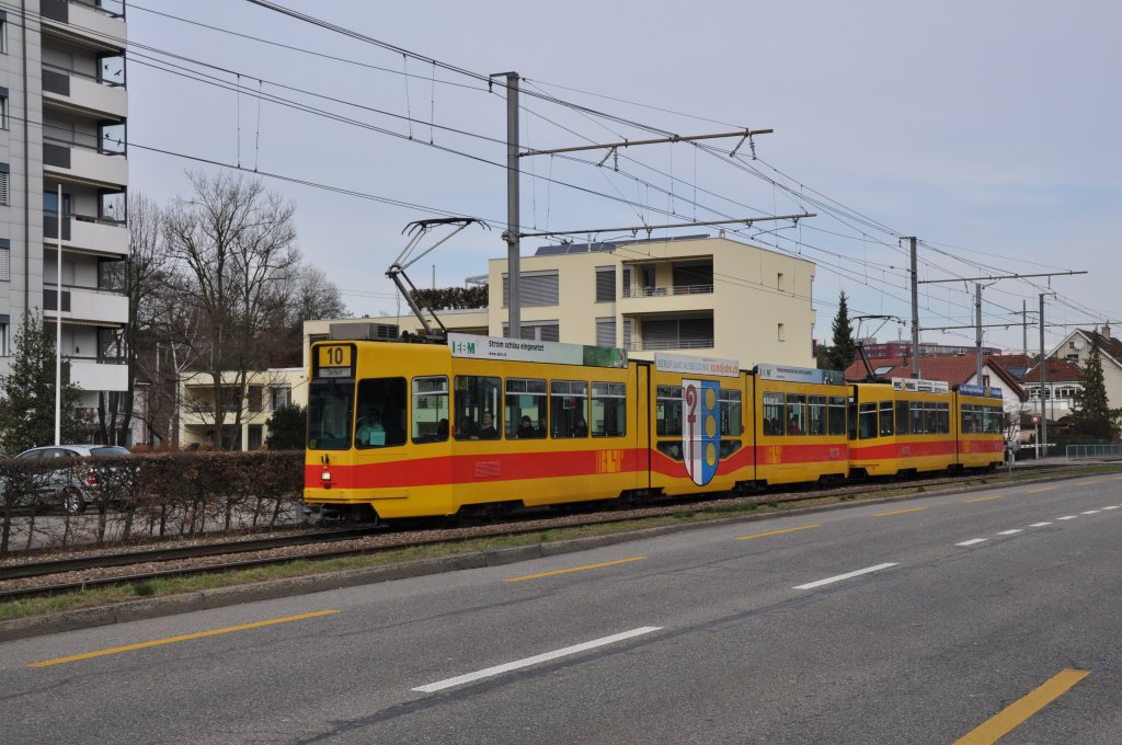 Be 4/8 200er Serie und der Be 4/6 265 auf der Linie 10 kurz nach der Haltestelle Neue Welt. Die Aufnahme stammt vom 06.03.2012.