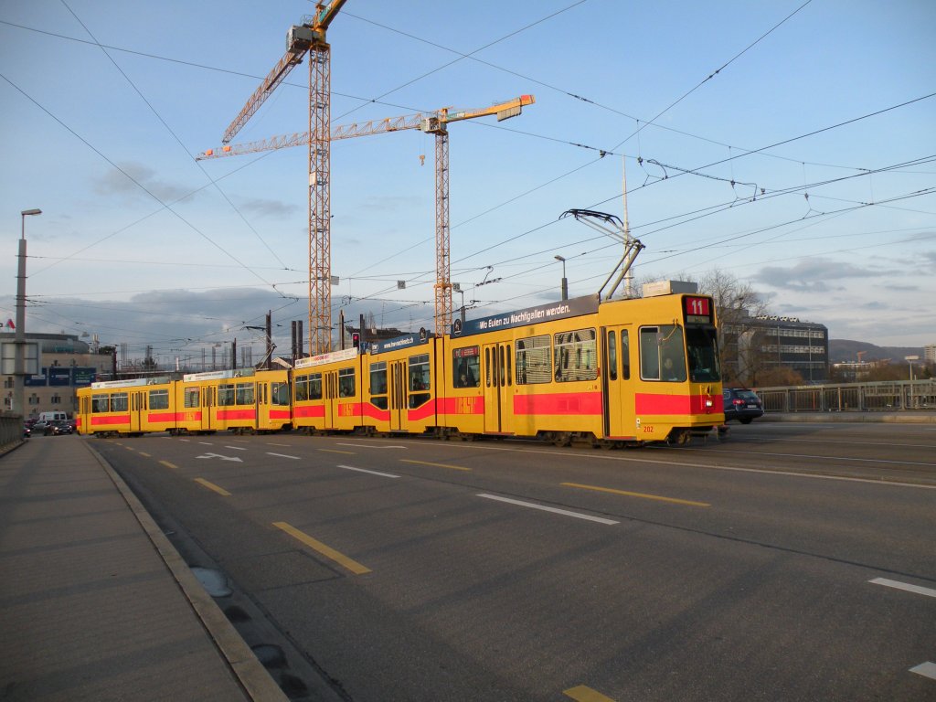 Be 4/8 202 und der Be 4/6 225 auf der Linie 11 auf der Mnchensteinerbrcke in der Abendsonne. Die Aufnahme stammt vom 21.03.2013.
