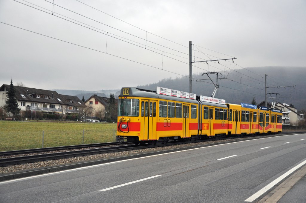 Be 4/8 203 und der Be 4/6 102 fahren zur Haltestelle Ettingen. Die Aufnahme stammt vom 13.01.2012.