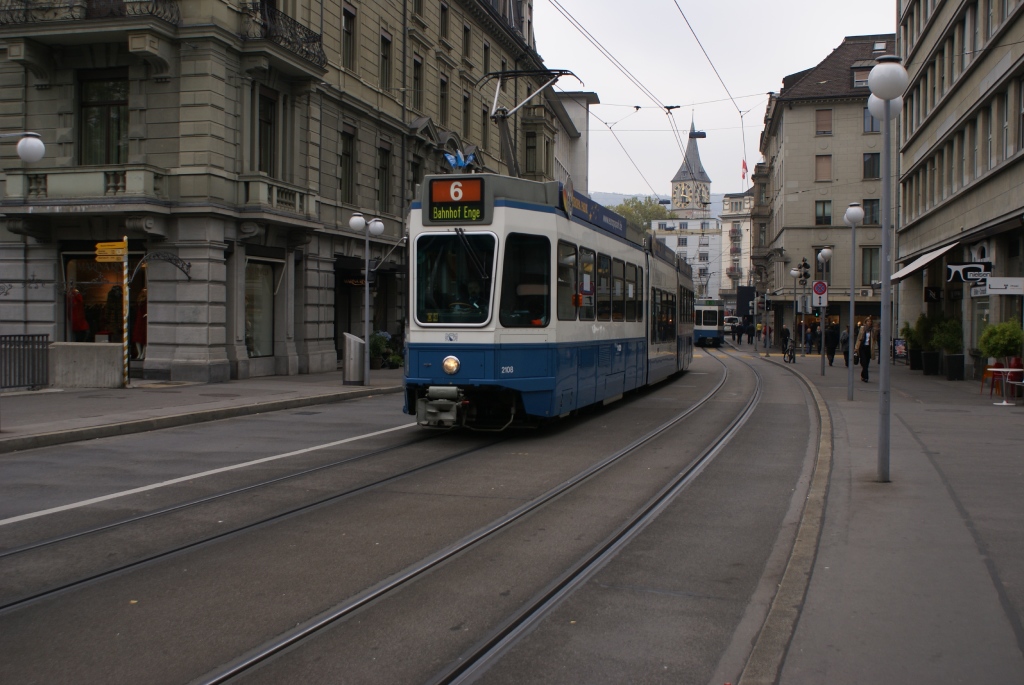 Be 4/8 2108 befindet sich am 12.10.10 zwischen Paradeplatz und Stockerstrasse.
