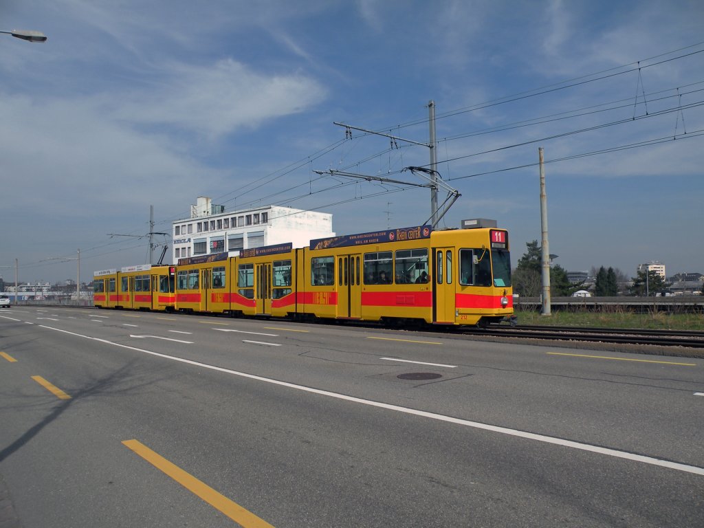 Be 4/8 212 auf der Linie 11 fhrt Richtung Haltestelle M-Parc. Die Aufnahme stammt vom 15.03.2011.