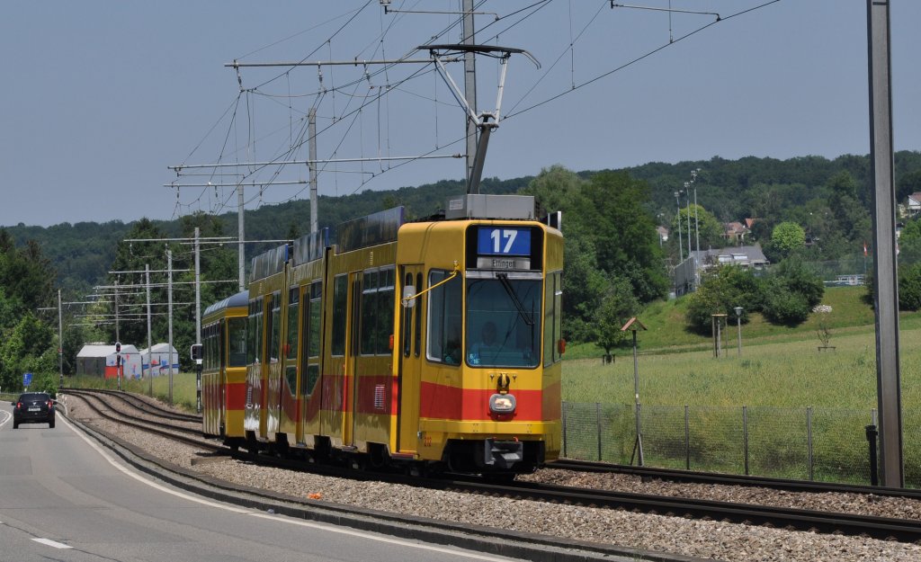 Be 4/8 212 und der B4 1305 (ex BVB 1408) in voller Fahrt Richtung Ettingen. Die Aufnahme stammt vom 16.06.2012.