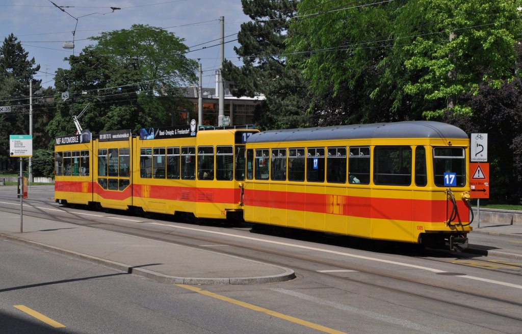 Be 4/8 212 und der B4 1305 (ex BVB 1408) an der Haltestelle Ciba. Die Aufnahme stammt vom 16.06.2012.