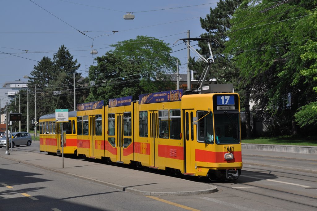 Be 4/8 212 und der B4 1305 (ex BVB 1408) an der Haltestelle Ciba. Die Aufnahme stammt vom 16.06.2012.