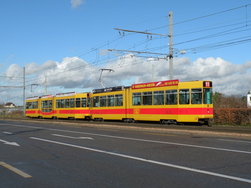Be 4/8 215 und der Be 4/6 258 auf der Linie 11 fahren Richtung Haltestelle Mnchensteinerstrasse. Die Aufnahme stammt vom 30.12.2012.