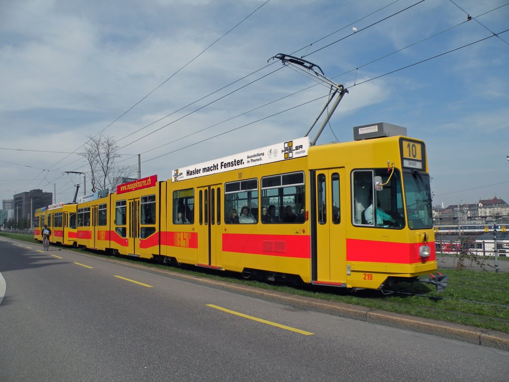 Be 4/8 219 und Be 4/6 228 fahren Richtung Dornach auf der Linie 10. Die Aufnahme stammt vom 15.03.2011.