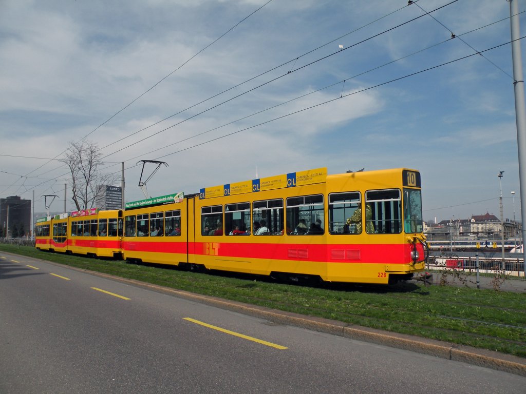 Be 4/8 221 und Be 4/6 226 in voler Fahrt auf der Linie 10 Richtung Haltestelle Mnchensteinerstrasse. Die Aufnahme stammt vom 15.03.2011.